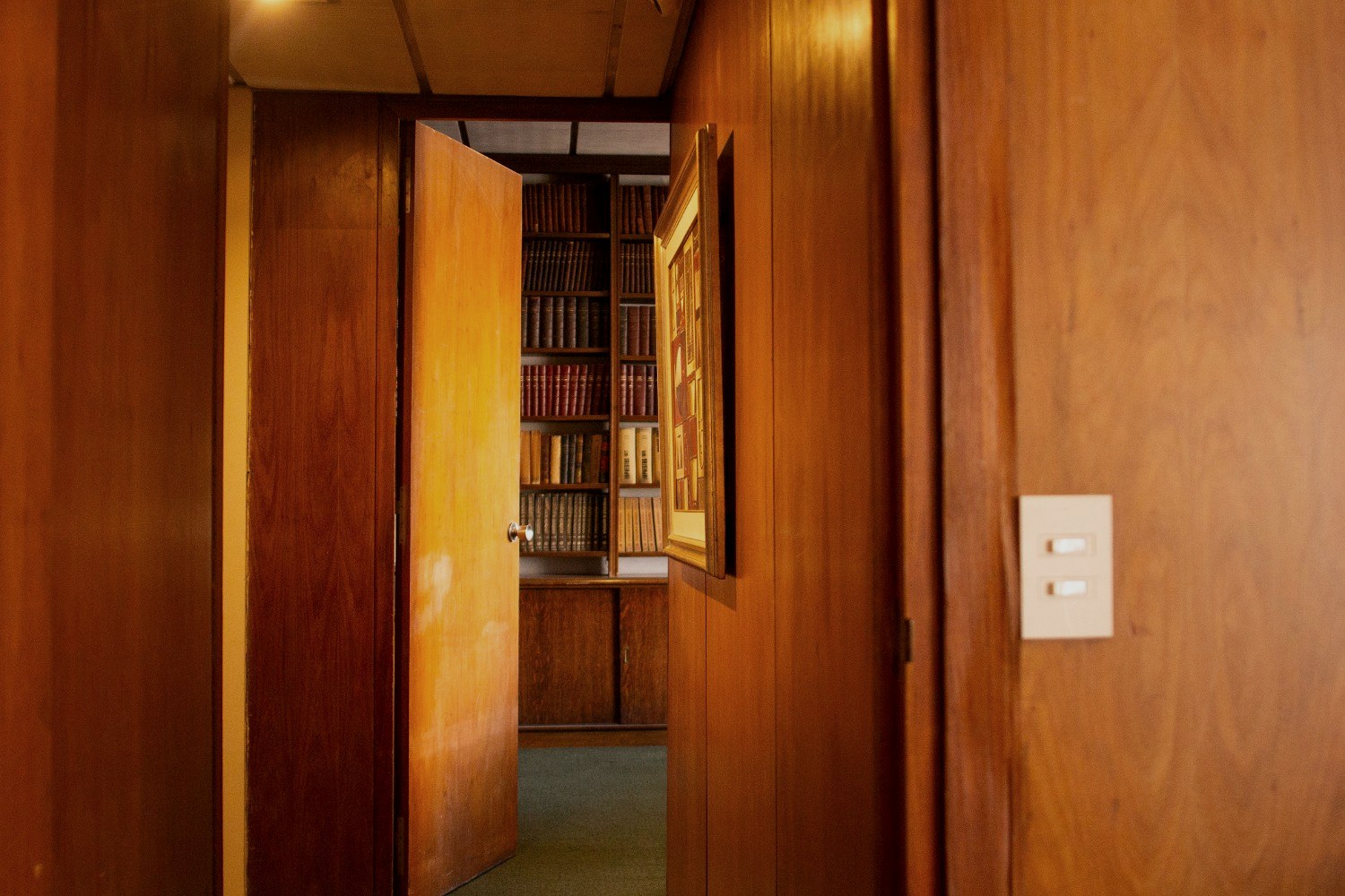 Detalle de las boiseries de madera del estudio